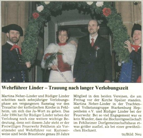 Wehrführer Rüdiger Linder mit seiner Frau Martina vor der Fehlheimer Kirche. Daneben Mitglieder der Trachtengruppe.