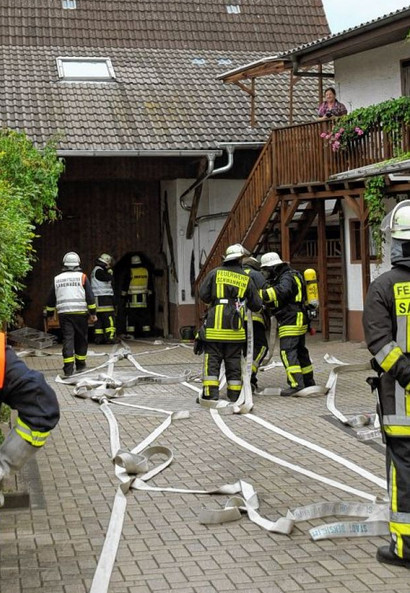 Die Feuerwehren aus Fehlheim , Schwanheim und Langwaden probten bei einem angenommen Scheunenbrand den Ernstfall.