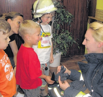 Feuerwehrfrau und Kindergartenkinder
