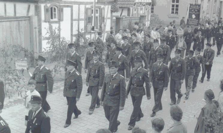 Die Freiwillige Feuerwehr Fehlheim bei einem Festumzug Ende der 50er Jahre