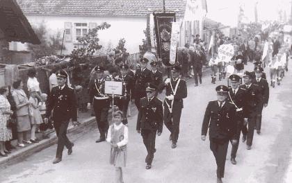 Die Freiwillige Feuerwehr Fehlheim bei einem Festumzug in Fehlheim (Anfang der 60er Jahre)