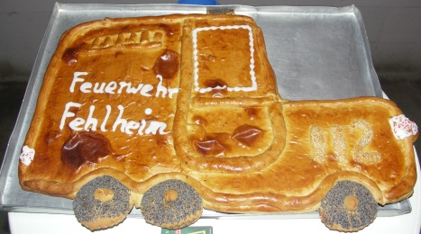 Kuchen in Form eines Feuerwehrautos (Geschenk vom Café Luise)